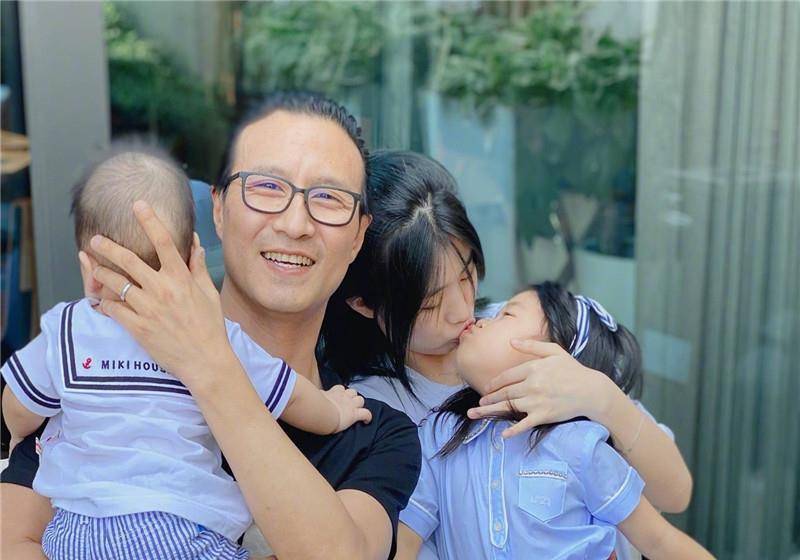 章子怡为小苹果庆生,两人不是亲母女,关系却一直亲密无间.