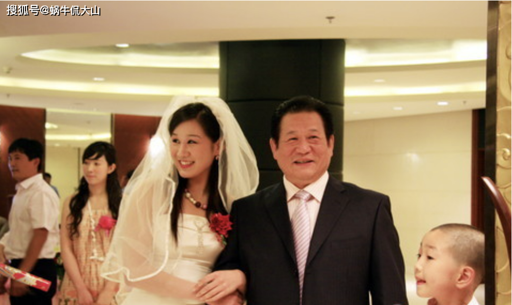 三个姐姐供他打球,穷小子逆袭迎娶白富美,把家人都安排进cba_杜锋