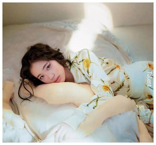 在考究的构图和光线烘托下,lily显得非常成熟,犹如豪宅里的名媛贵妇