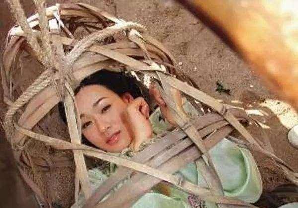 浸猪笼具体是什么样的刑罚,真的像电视上说的那样吗_惩罚_官府_男人