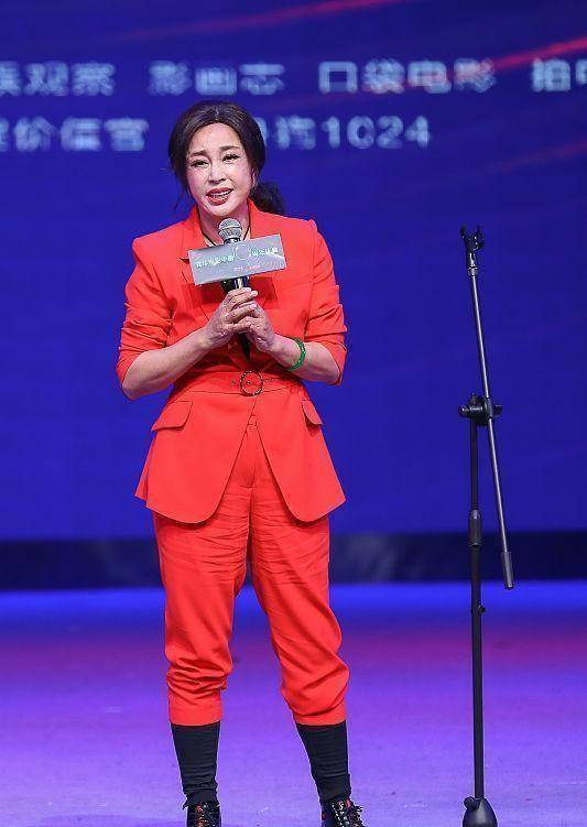 刘晓庆太会挑衣服了,"帝王绿"翡翠配红西装,看着太贵气了_红色_的设计