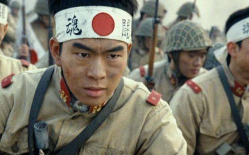 日军的军旗,是由日本天皇,亲自颁发诏书授予的,只有成建制的步兵联队