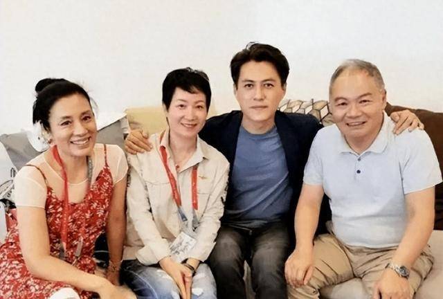 靳东的家庭背景图片