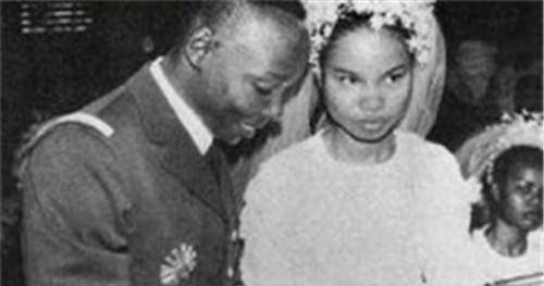 在博卡萨回国后,马上准备迎娶林碧春.