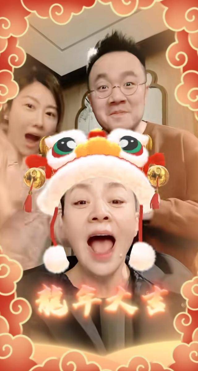 温馨时刻:63岁宋丹丹与儿子儿媳欢度春节,鱼尾纹笑容