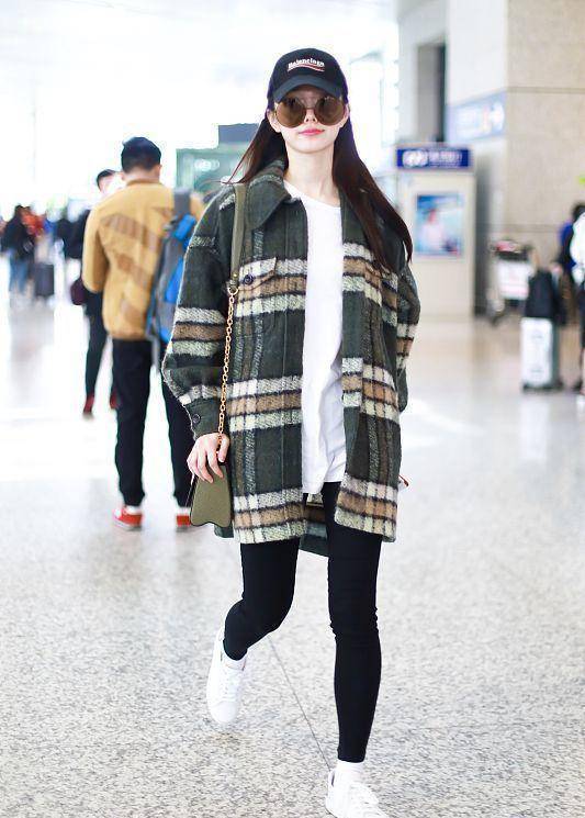 而宋轶很巧妙的穿上了小白鞋和白色oversize款圆领衫,使得黑色打底裤