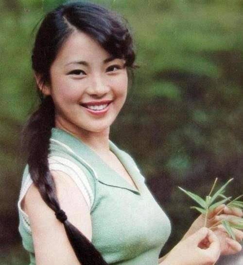 李连杰因利智狠心分手了原配,黄秋燕现在过得如何?_感情_因为_孩子