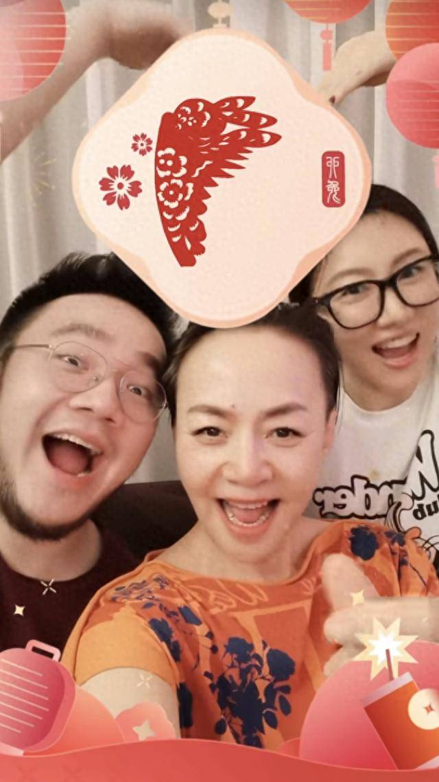 在巴图的社交平台上,乐漫讲娱婆媳同框搞怪,呈现出温馨喜庆的氛围