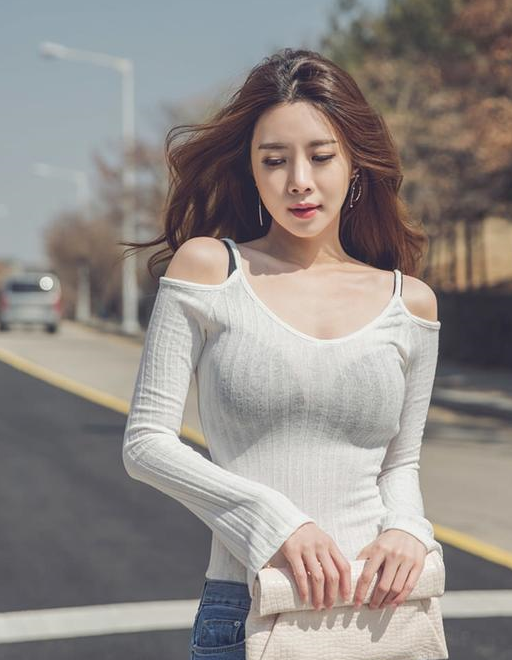 时髦新潮的牛仔裤,尽显微胖美女的凹凸好身材,魅力迷人!