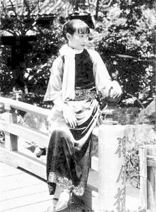 她同时迷倒八位教授,徐志摩为她捧痰盂,陆小曼:谁都能用的茶杯_俞珊