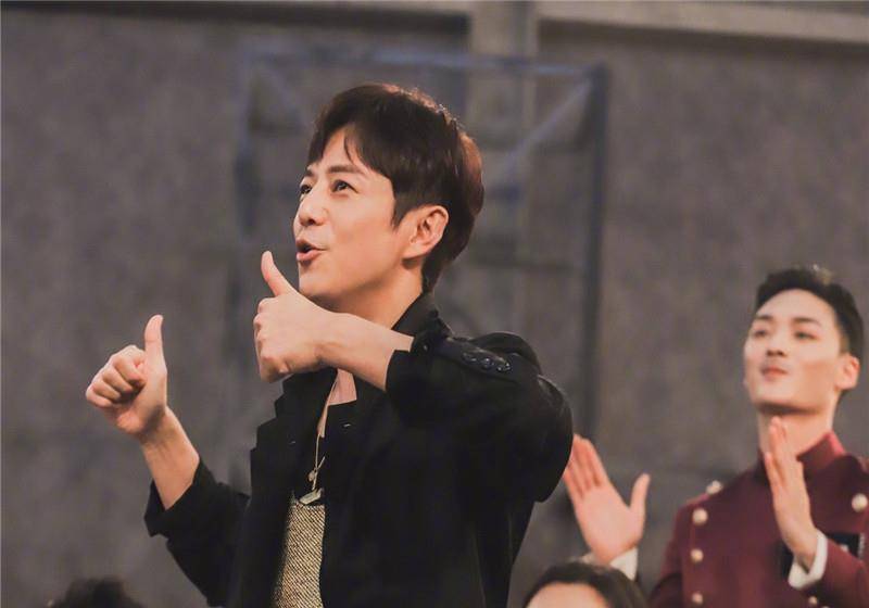 何炅收粉丝送的金条?高情商回应并表明态度,不在乎面子拒收一切礼物.