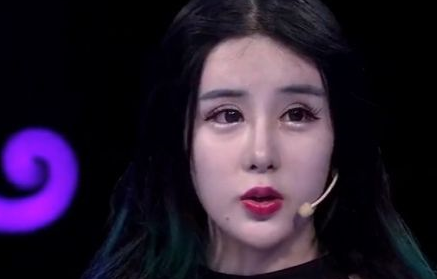 正如上图的美女,一个是现实中的网红,一个是虚拟的动漫女主,但两位