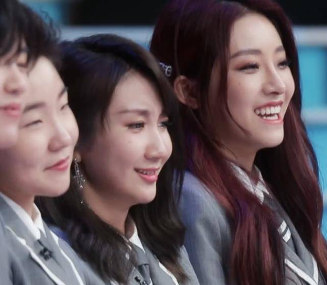 安崎坐凳子差点摔倒,谁注意蔡徐坤的反应?素养装不出来!