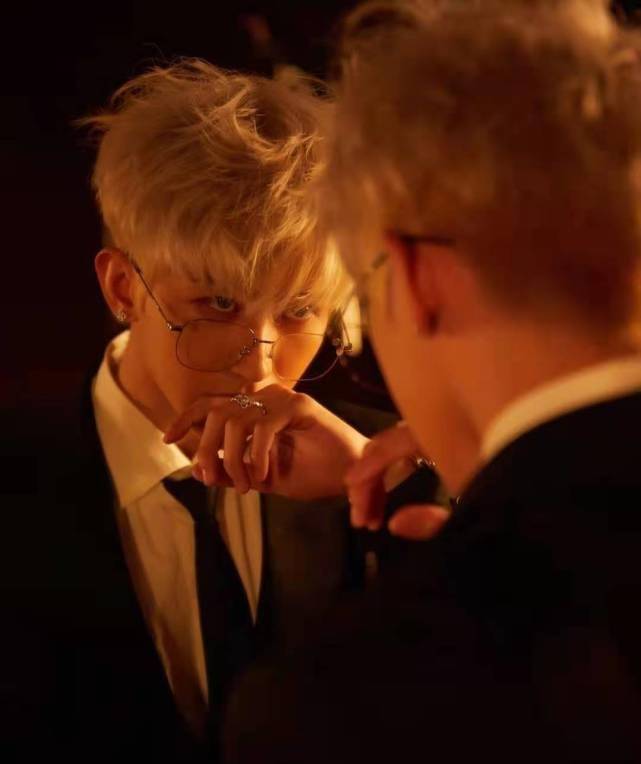 有见过如此美丽的男子",还有粉丝表示喝着蔡徐坤代言的饮料,听着新歌