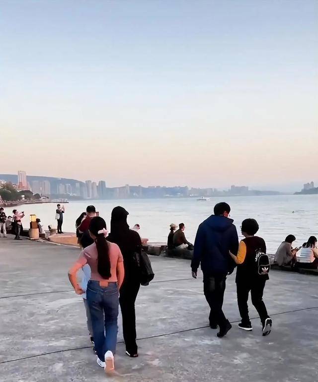 孩子日本骑马,9岁女儿神似大s,新女友体贴照顾汪希箖_儿女_小玥_光头