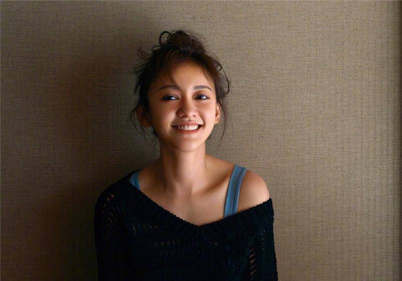 陈意涵一家三口逛公园,儿子呆萌可爱丈夫却苍老了许多.