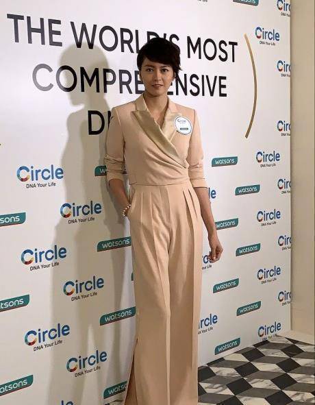 梁咏琪的176cm身高不是白给的,穿阔腿裤都看得出腿长,太有范儿_气质