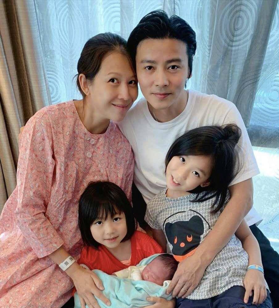 之前,蔡少芬也会经常和粉丝们分享自己的全家福,照片中可以看出来,这