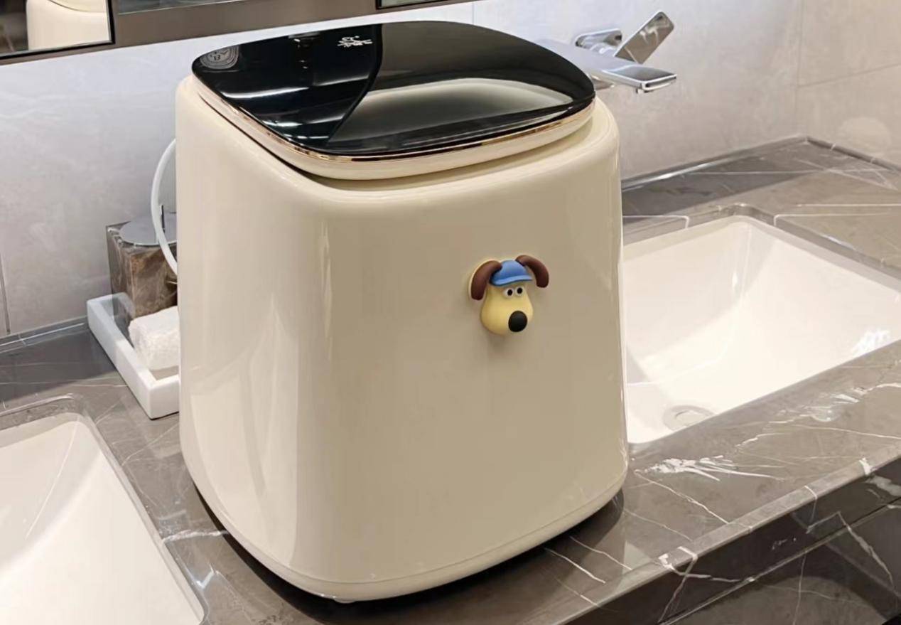 小鸭牌这款小型洗衣机,整个机身安装非常简易,可以自己动手装.