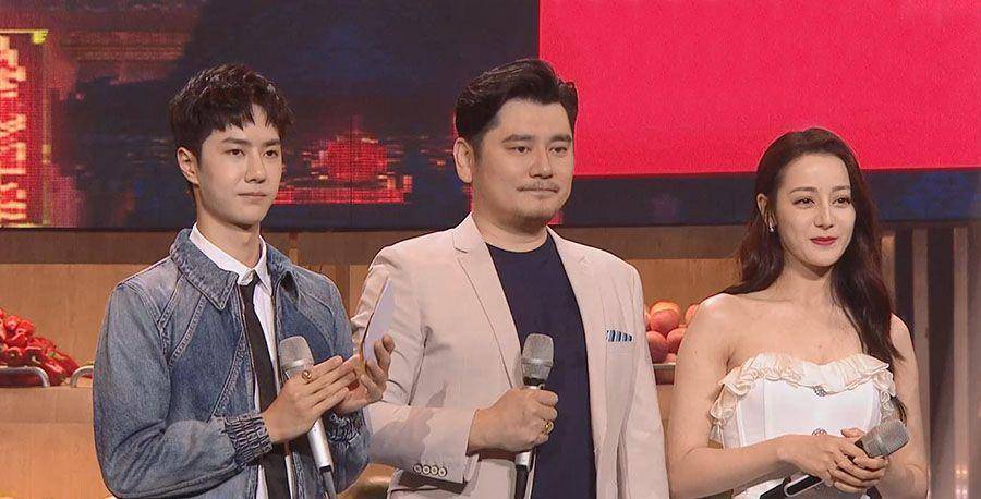 钱枫则死死地按住该男子的肩膀,让单膝跪地的他无法起身对迪丽热巴