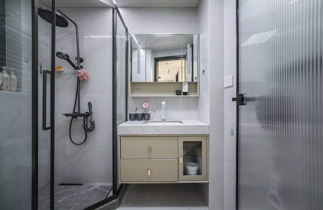 我们将钻石形淋浴房靠窗摆放,利用窗户的自然通风,有效排除湿气.