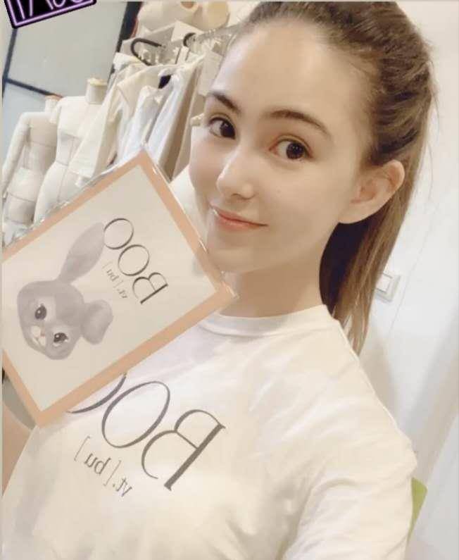 昆凌结婚5年依旧不敢胖,小码衣服都撑不起来_身材_显得_外套