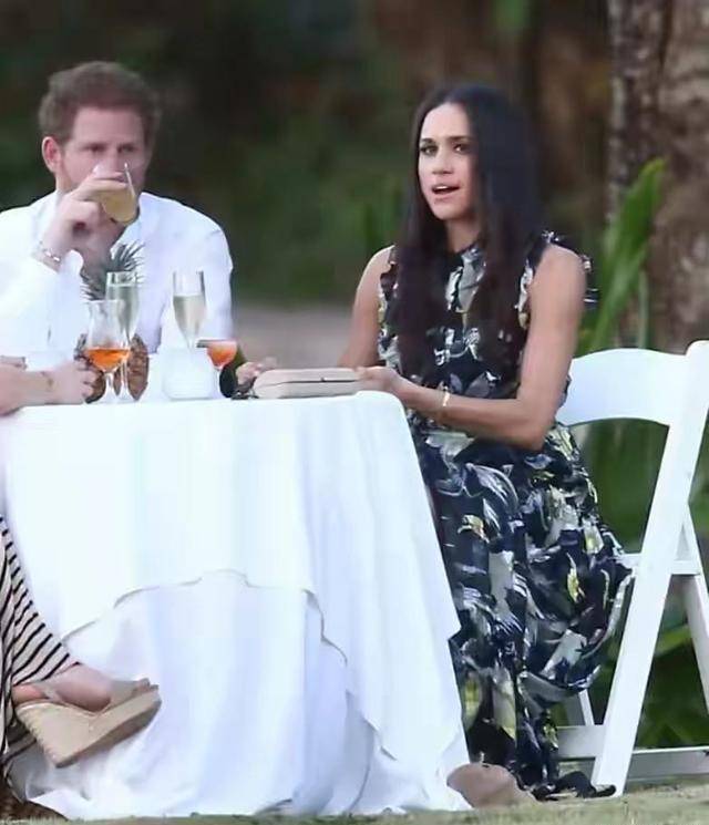 梅根公众下穿碎花裙甩掉鞋变化大,哈里变小胖墩_英国王室_风格_生活
