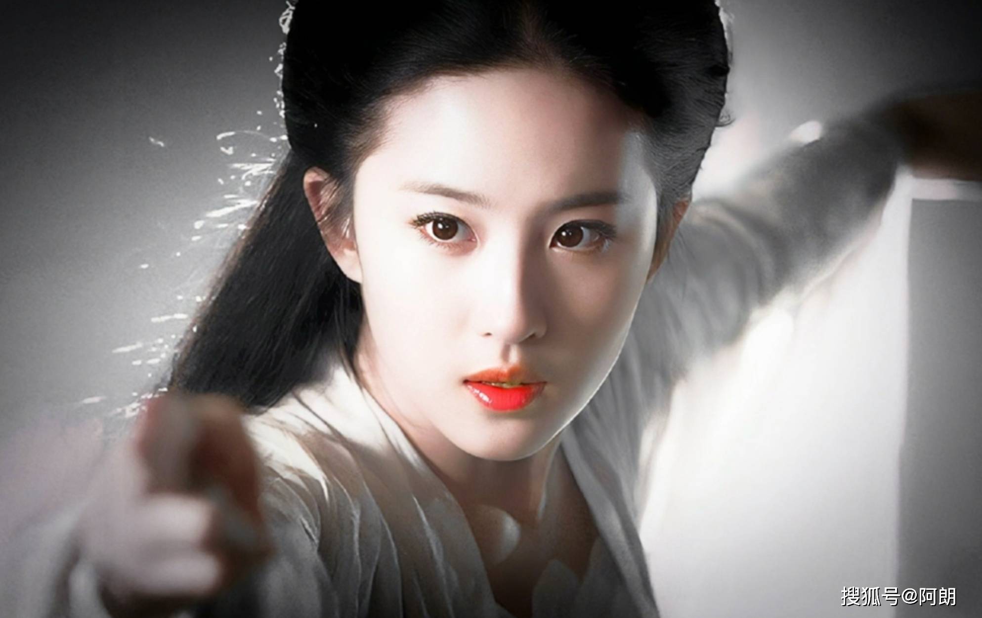 刘亦菲热辣照爆出,这是有多大胆,"神仙姐姐"也曾堕落红尘?