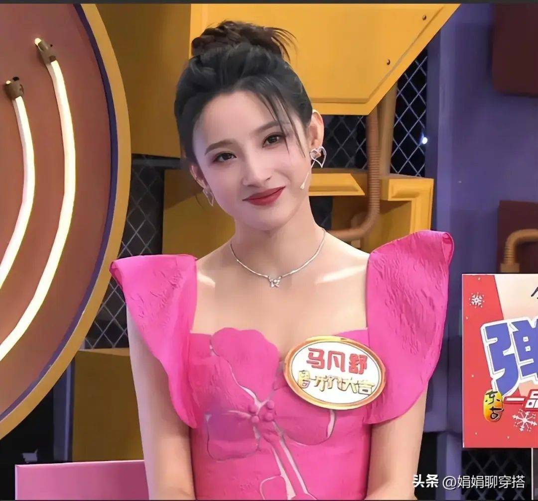央视主持人马凡舒参加开门大吉节目,一袭粉色蝴蝶裙美丽动人!