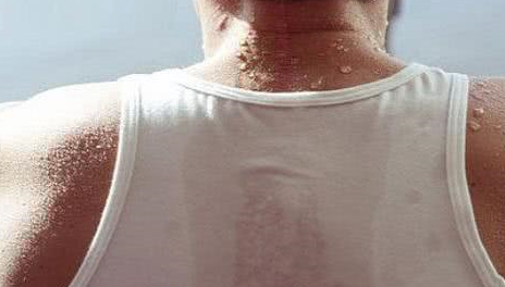 汗液中主要的成分是水和电解质,而代谢产物占的比例很少,如果依靠流汗