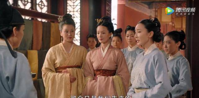 发现李婉儿怀孕了,皇上特别的高兴,在抱着李婉儿,刘娥看到这一
