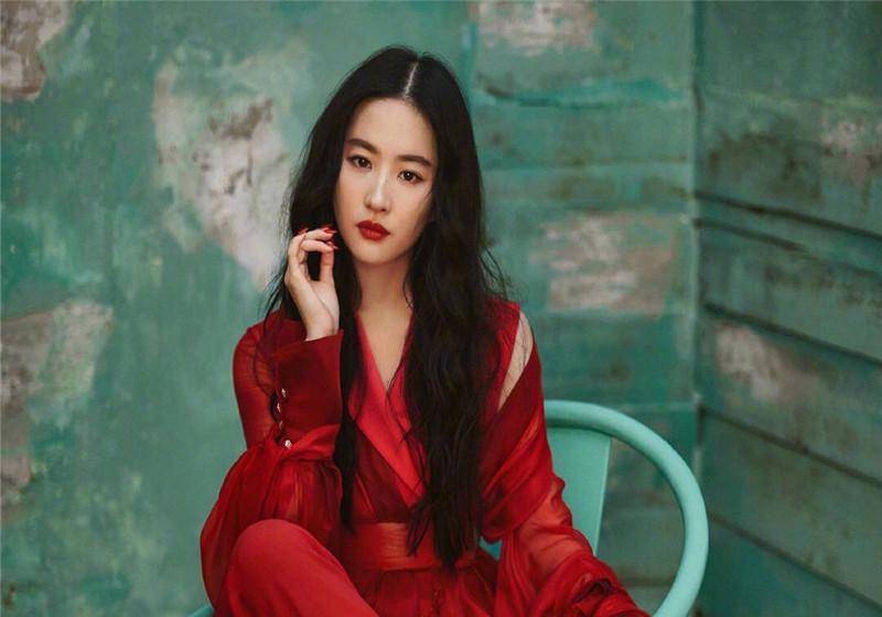 刘亦菲晒自拍,特意把衣服打上马赛克,大眼睛高鼻梁引人注意.