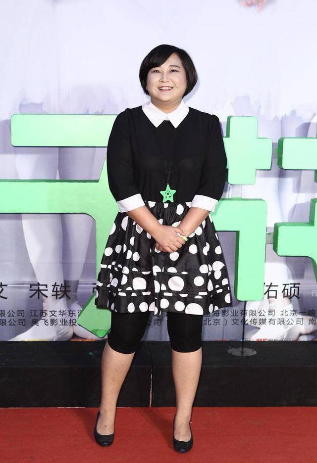 瘦身后的贾玲衣品越来越出众,小外套白t恤充满青春气息_生活_体重