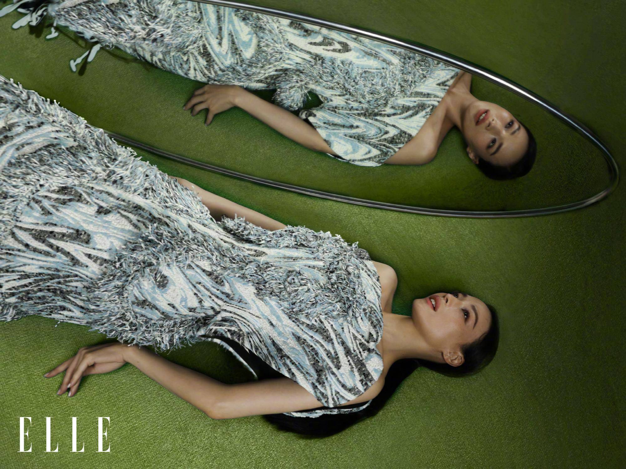 47岁舒淇登elle开季封面,一朵桃花挡住半身,穿吊带抹胸娇嫩欲滴_时尚