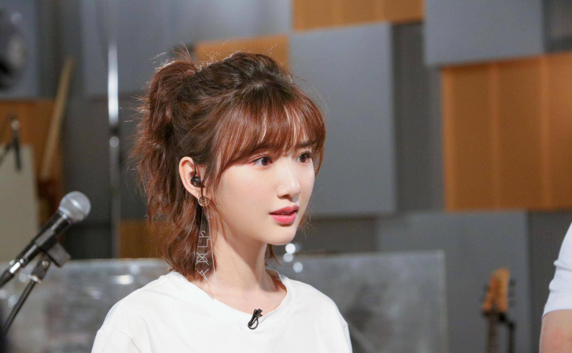 而在前阵子热播的电视剧《三十而已》里面有出色表现的毛晓彤,大家都