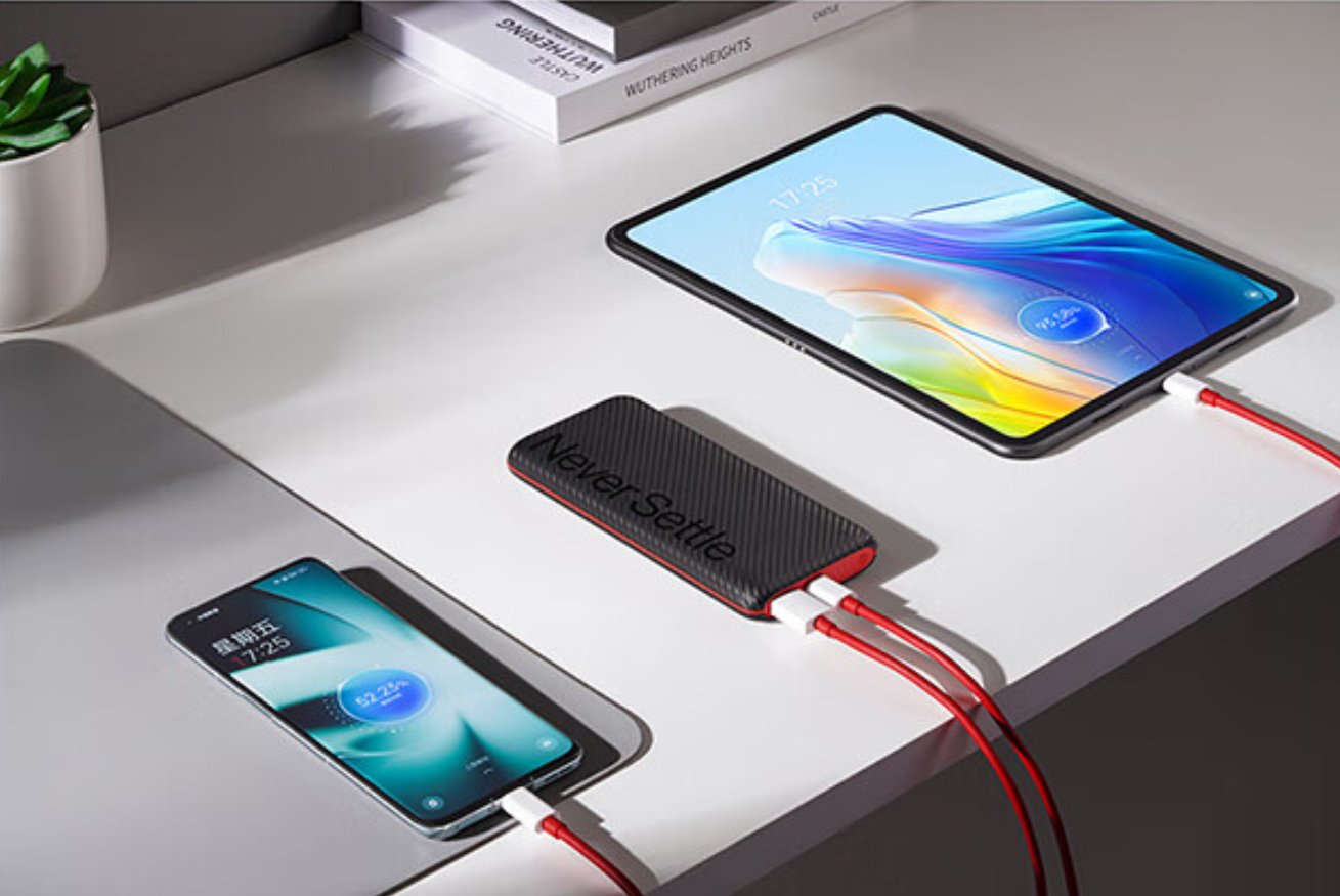 内置10000mah大容量满足日常充电需求,同时自带小电流模式,可为智能