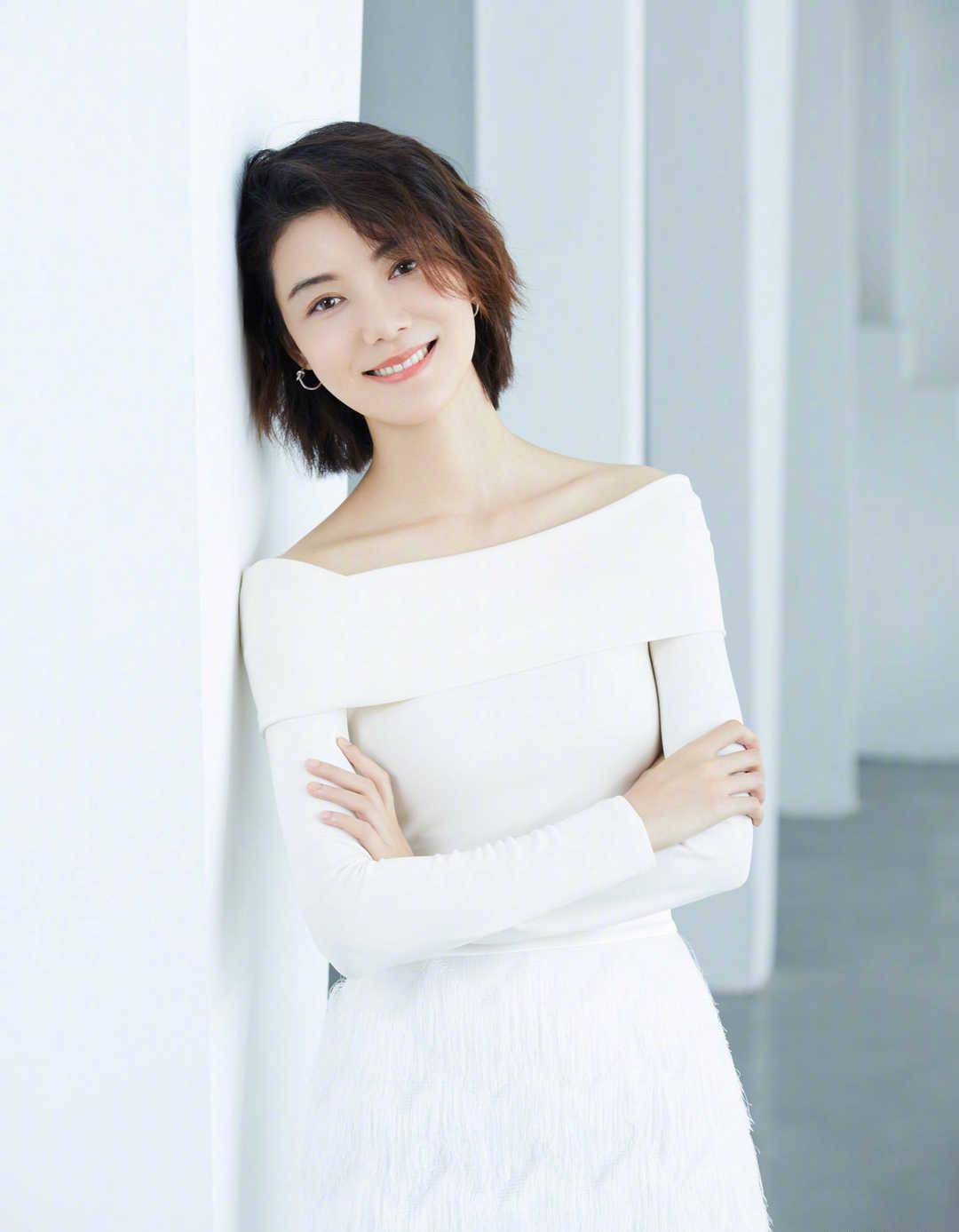 车晓认真打扮气质惊艳,白色一字肩毛衣配流苏裙,优雅不说还高级_身材