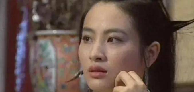 虽然当年郑佳欣凭借精湛的演技和林仙儿一角人气高涨.