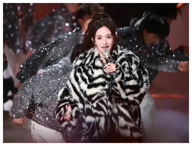 杨幂无人能敌!无论何地都能称霸,引发无限诱惑!_魅力_气质_身材