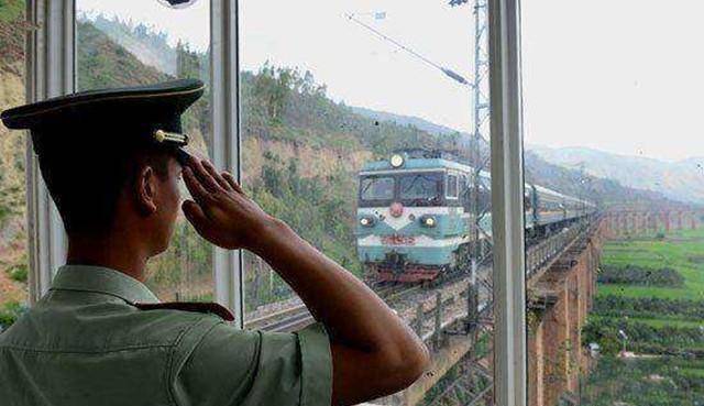 21岁小战士跌进桥墩牺牲,遗体封入其中,引起人们强烈质疑_熊汉俊_因为