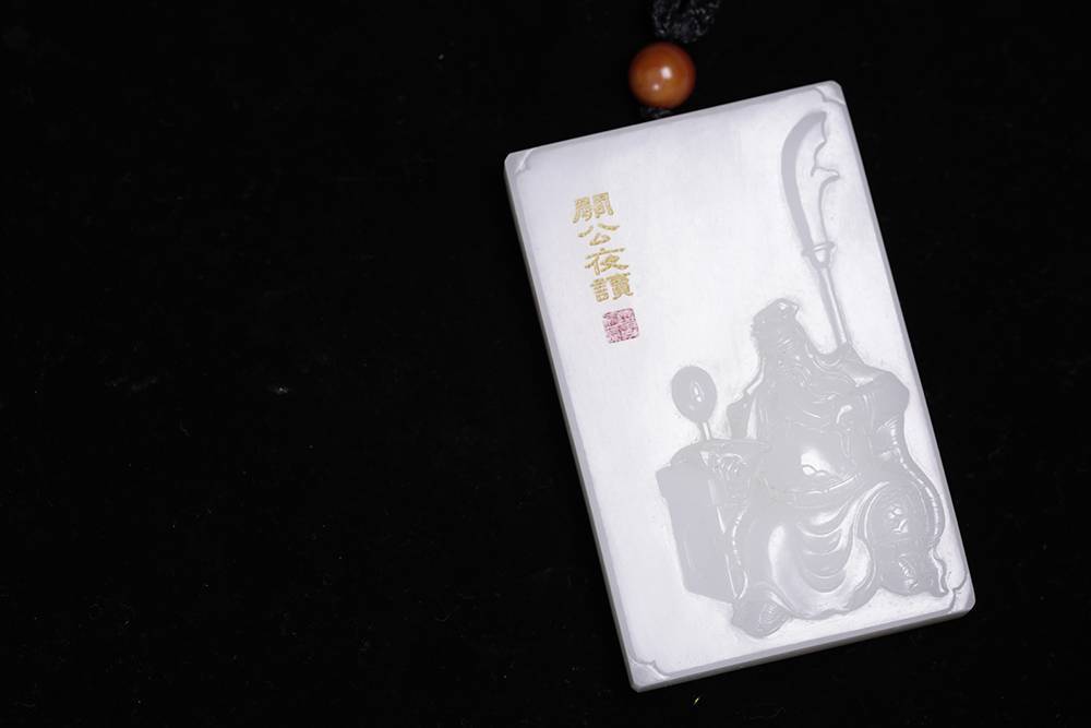 最后,我们来聊聊本场直播拍卖中的且末大牌,牌型规整,玉肉干净,无棉绺