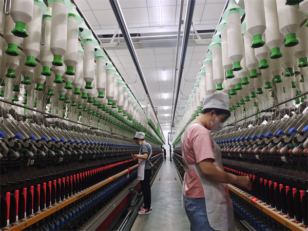 "公司工程师张俊发介绍说,目前公司2个车间,4条生产线全部运转,70余名