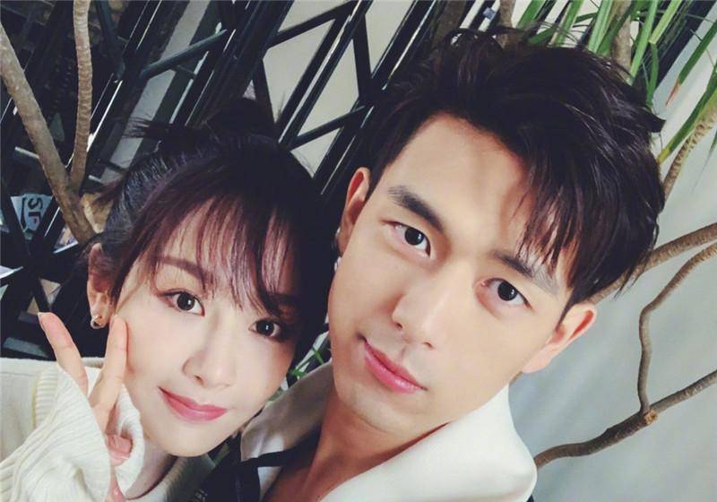 杨紫和李现作为一对非常成功的荧幕情侣他们两个人的友谊也是非常让人