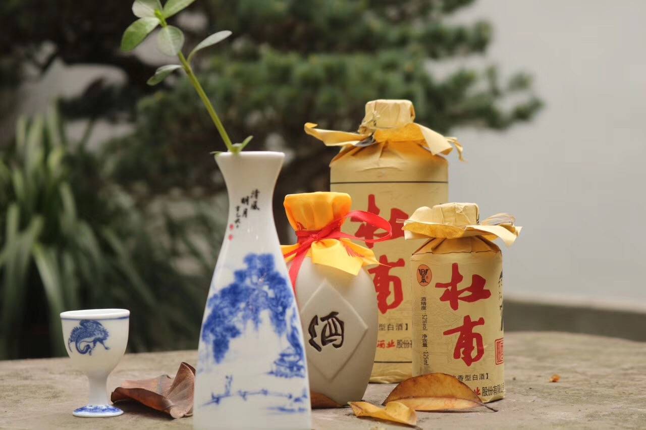 "在此,我同邀天下天上文朋诗友游客前往泸州,夜游山河明月·醉酒城,同