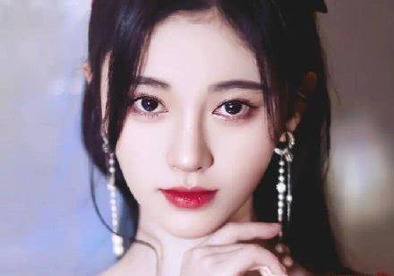 鞠婧祎很快在美女如云的娱乐圈站稳了脚跟,从以前单纯的偶像多线发展