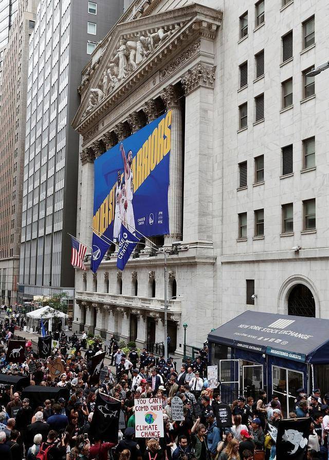 西方55城爆发大规模游行示威,浪潮席卷多国首都,美国警方铁腕镇暴_建