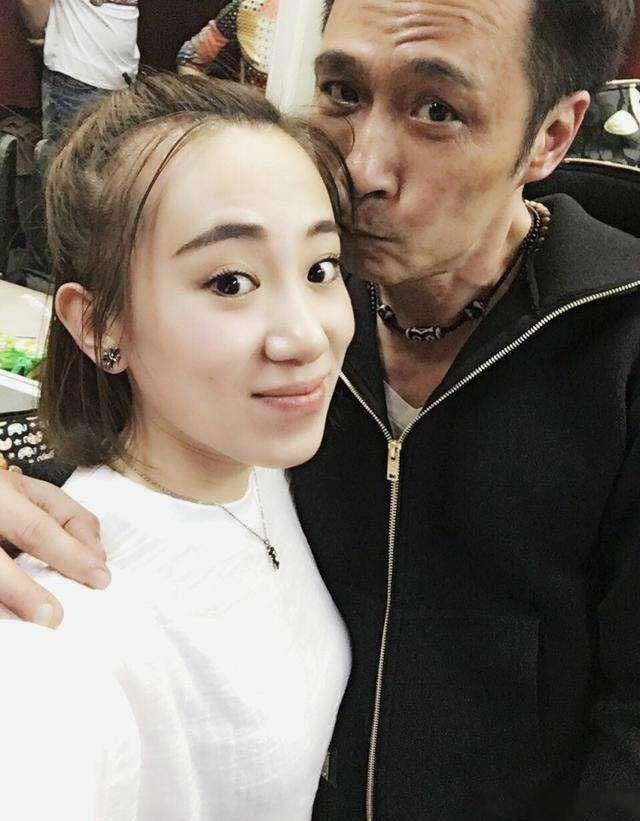 另一边王金龙心里也十分的不舒服,自己一天在外累死累活的,回到家妻子