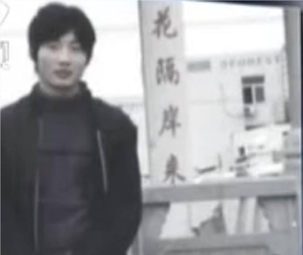 2016年,儿子被抓,河南老人坐14小时大巴给警方送锦旗