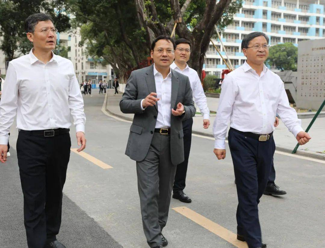 黄智斌副区长莅临石门中学检查指导开学工作_办学_校园_李卫东