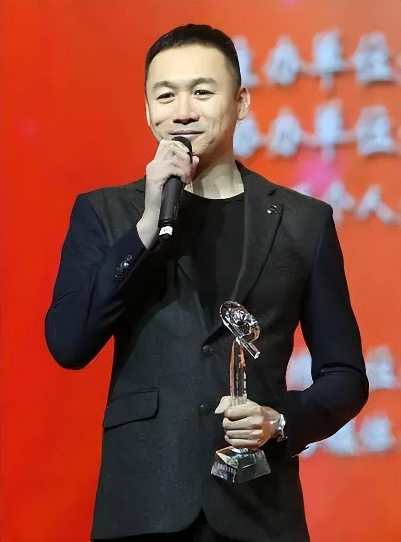 49岁高虎加入某团送外卖,发福明显不敢认了,与网友合影强颜欢笑_生活